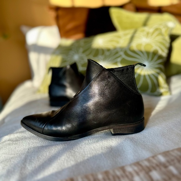 Coclico Arne Leather Bootie - Picture 1 of 9
